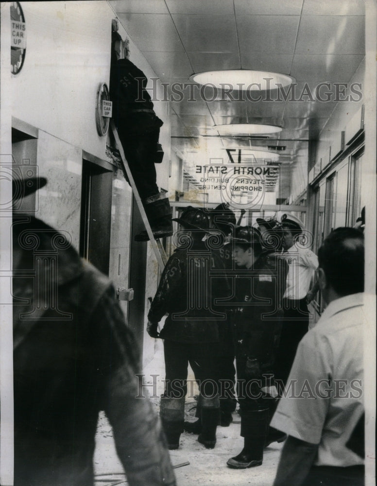 1970 Press Photo Firemen Nine persons trapped Stevens - RRU58611 - Historic Images