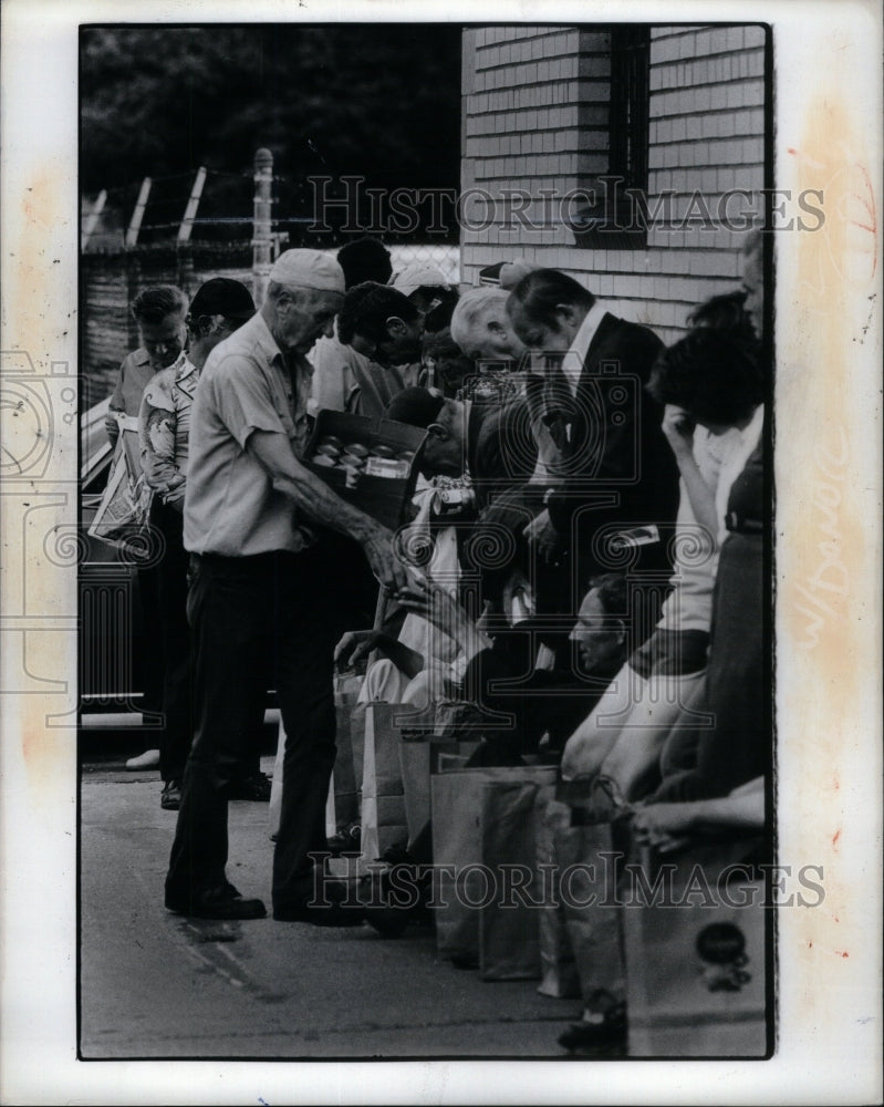 1980 Press Photo Old man bread people Skid row Detroit - Historic Images