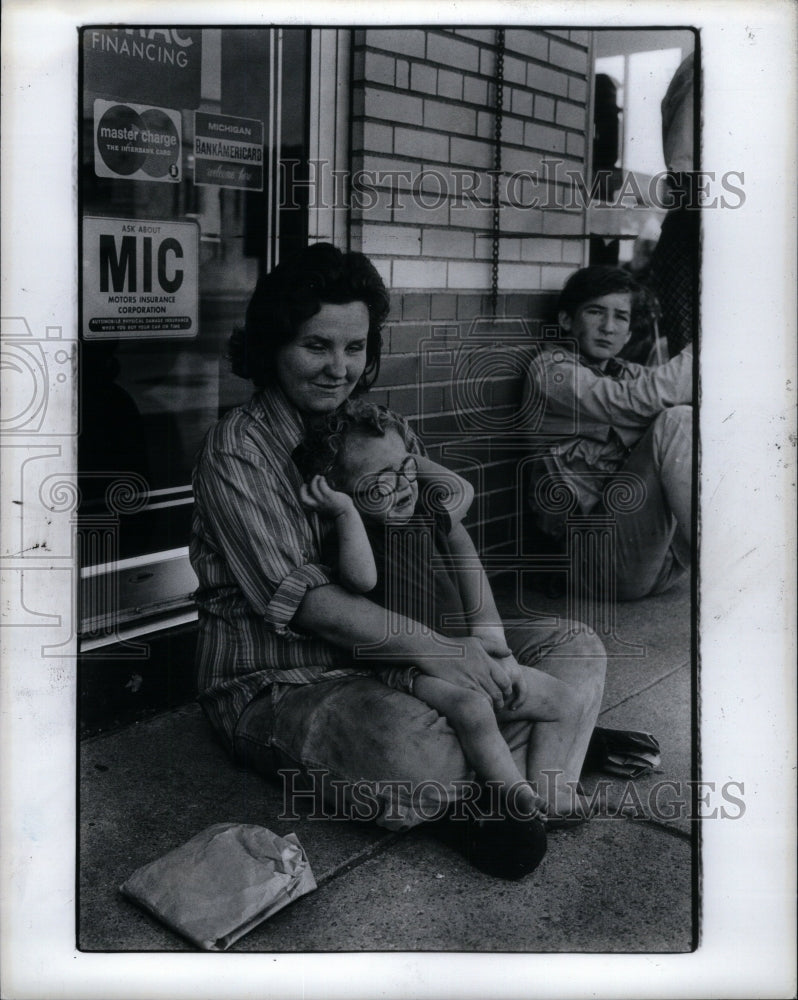 1980, Woman Child wait food skidrow Detroit - RRU58683 - Historic Images