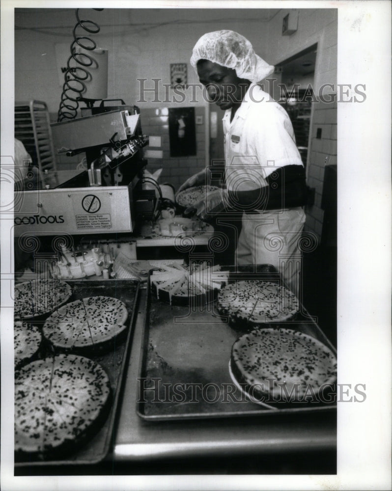 1993 Press Photo Jerry Benson Cake Cutter GED Program - RRU58741 - Historic Images