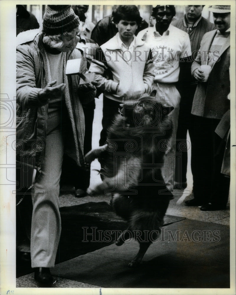 1983 Press Photo Alvin Linda Franklin wooden dumbbell - RRU58873 - Historic Images