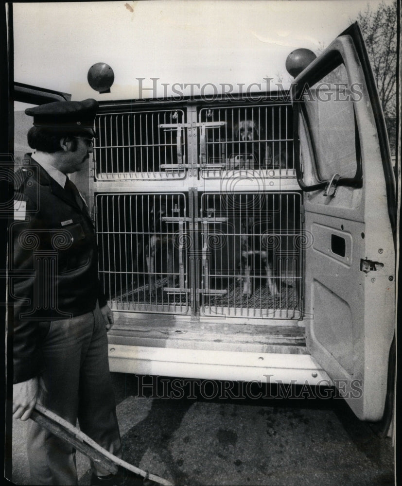 1975, Animal Welfare Officer Agapito Llamas - RRU58883 - Historic Images