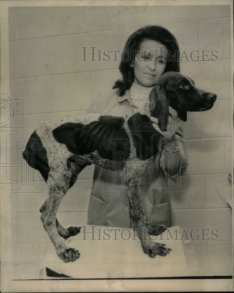 1973, Mrs Ruth Wood Animal Welfare Weights - RRU58911 - Historic Images