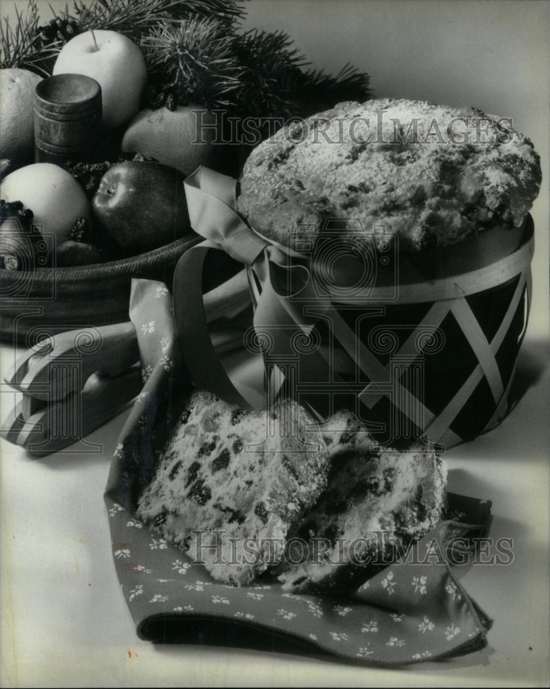 1984, Yeasty Spicy raisin cakes staples - RRU59009 - Historic Images