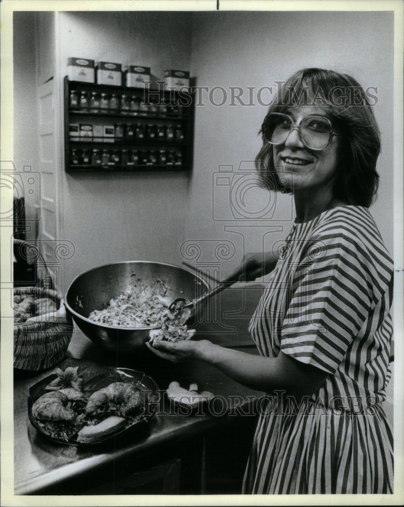 1984 Press Photo Pat Gordon owner of Mums. - Historic Images