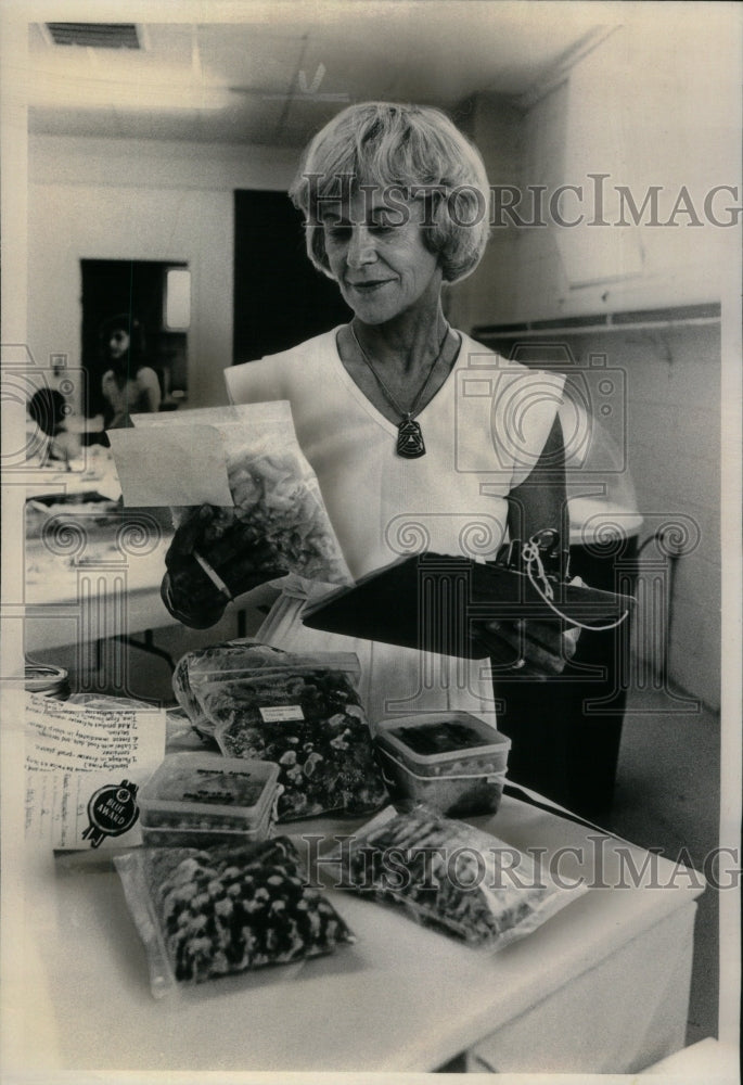 1980, Woman Shopping Du Page County Fair - RRU59035 - Historic Images