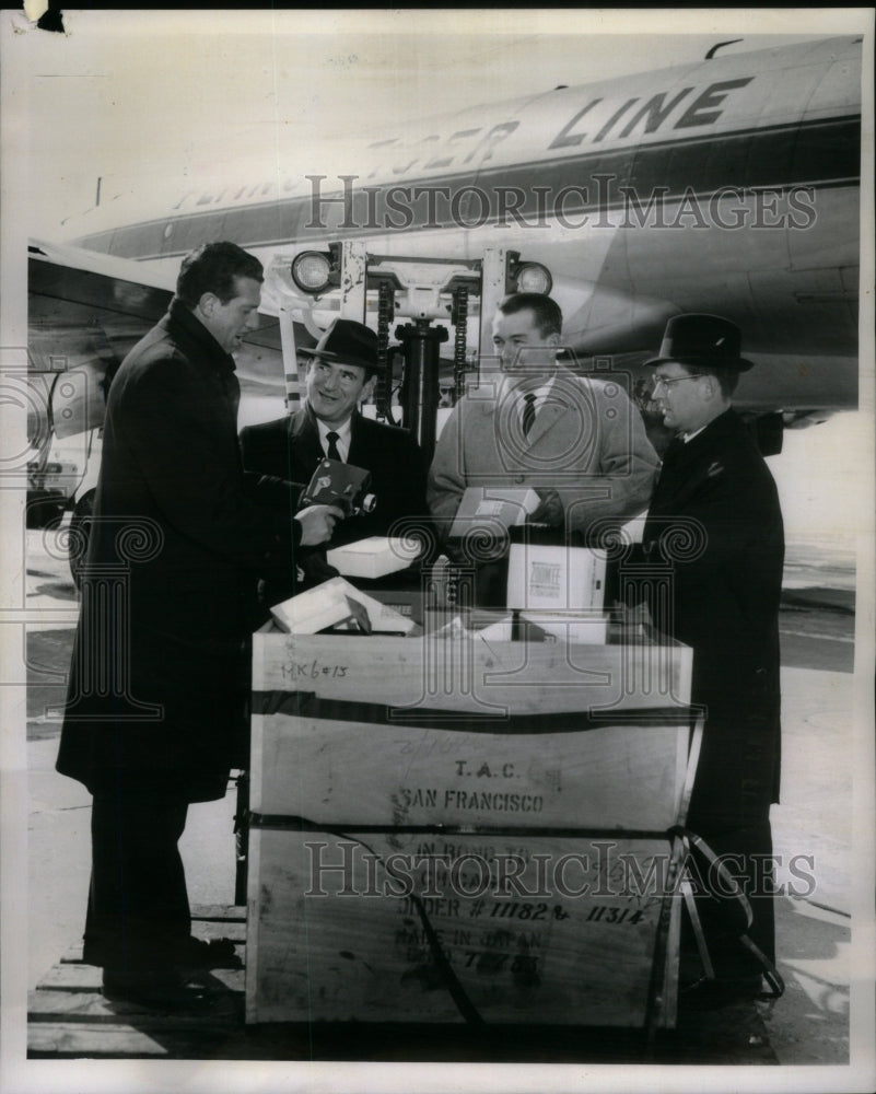 1963 Tiger Line crack O&#39;Hare Airport Cargo - Historic Images