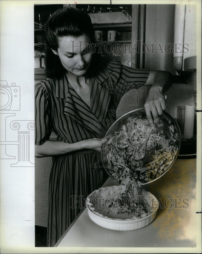 1984 Press Photo Cynthia Warren Farmers Pie - Historic Images