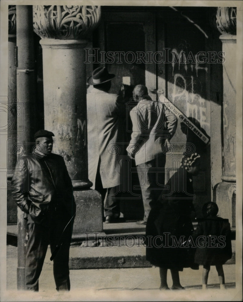 Press Photo Man Placed Old Touch Root Beer Group People - RRU59339 - Historic Images