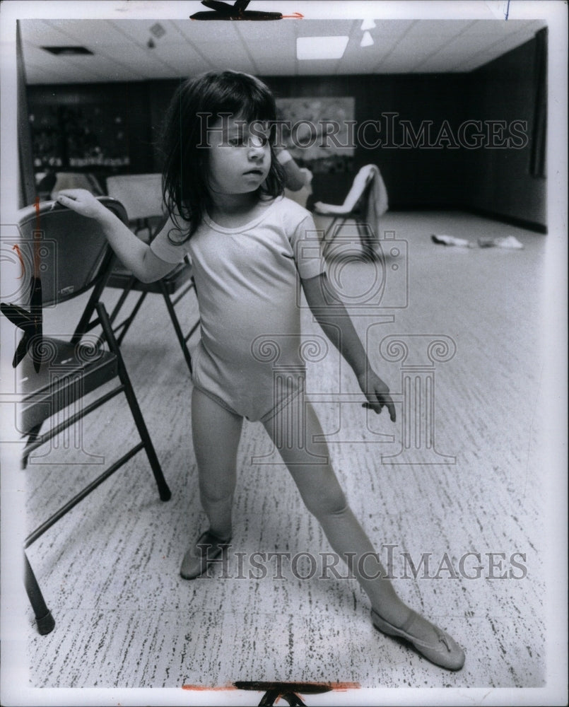 1973 Press Photo Children practice ballet dance home - Historic Images