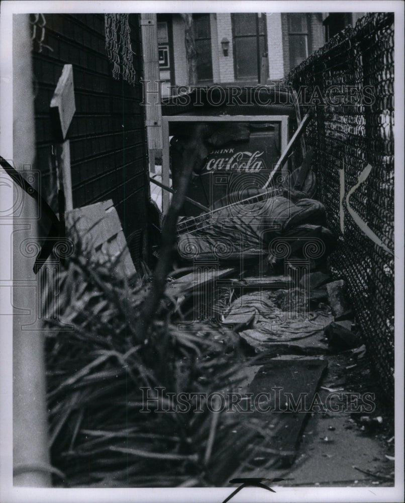 1970 Press Photo Trash Junk Alley Plum St Detroit Mich - RRU59725 - Historic Images