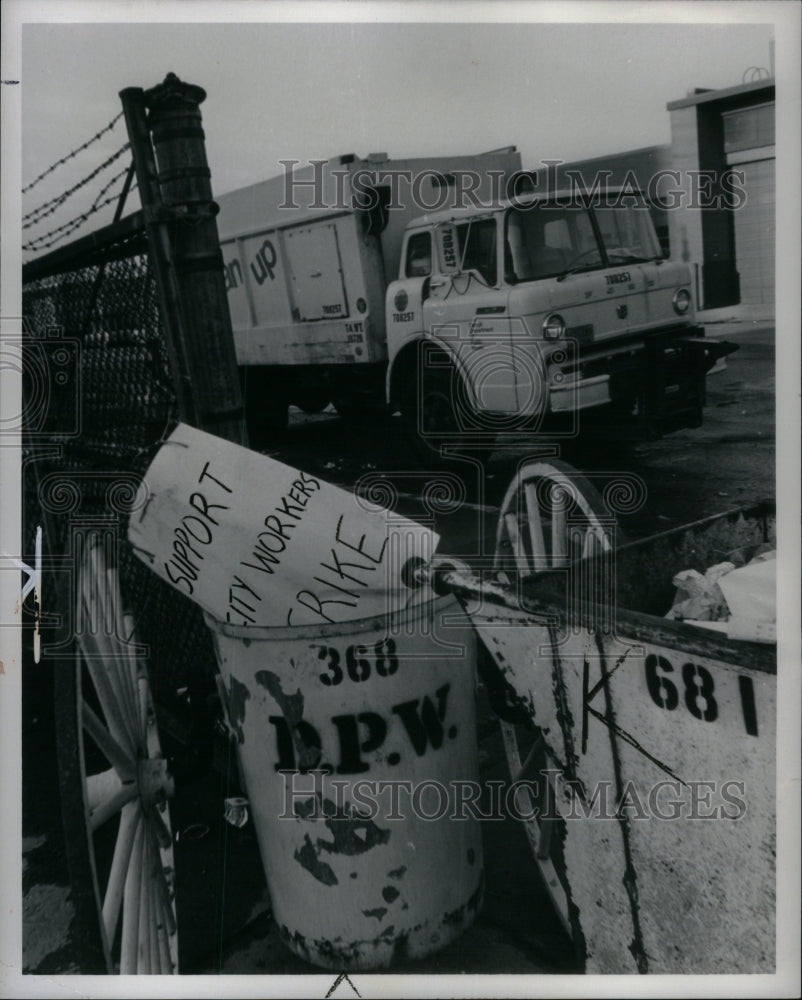 1971 Press Photo Wilkins Riopelle cleaning eastern Yard - RRU59747 - Historic Images