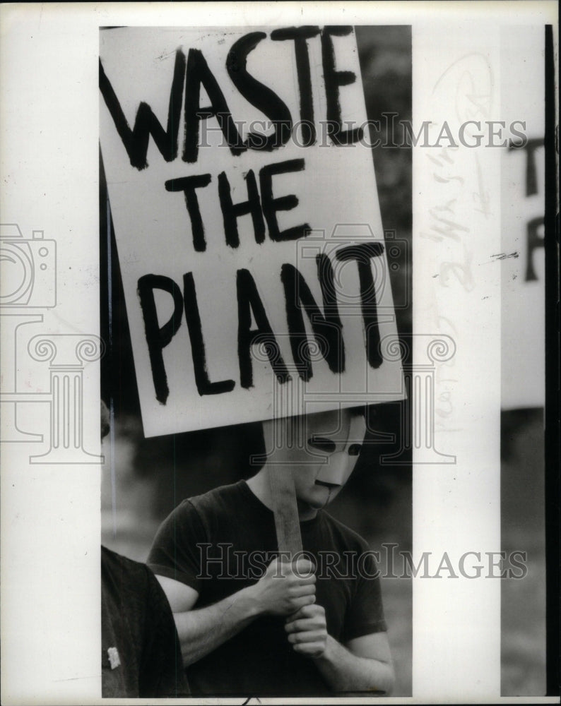 1986, Protestors outside ground breaking - RRU59767 - Historic Images