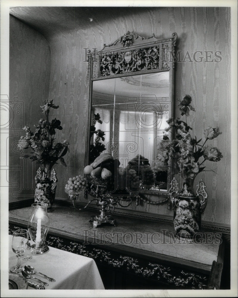 1981, Oval Room Antique bouquets silk fruits - RRU59897 - Historic Images