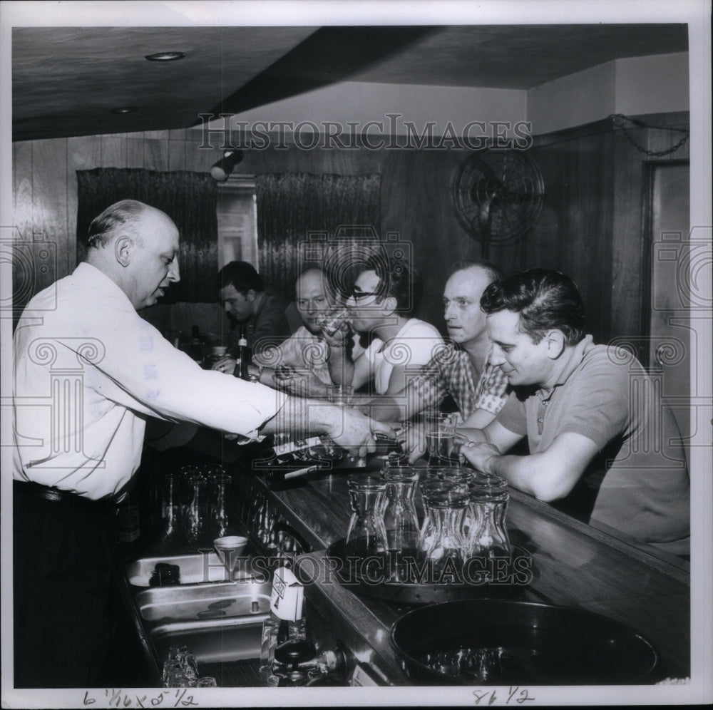 1966 Press Photo Virgie Bar Restaurant People Drink - Historic Images