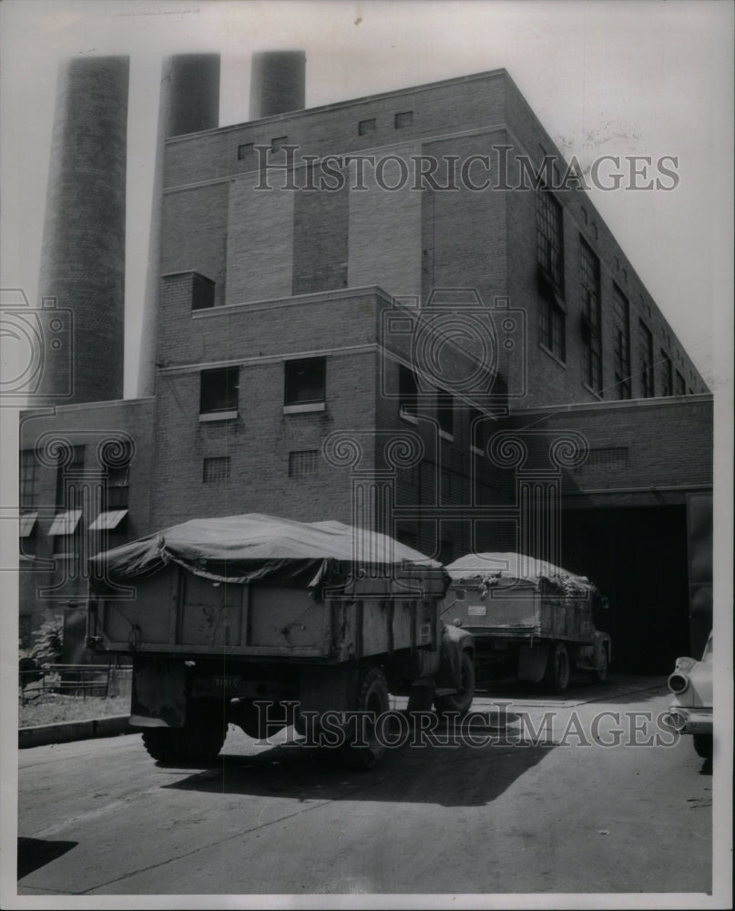 1962, Trucks weighed Incinerator Jefferson - RRU59923 - Historic Images