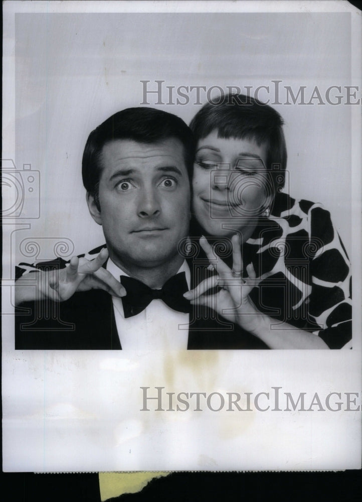 1967 Press Photo Carol Burnett Show Lyle Waggoner Carol - Historic Images