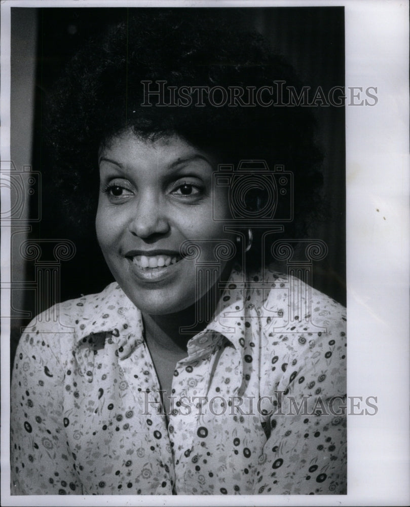 1977 Ursula Walker Singer Photograph Pose - Historic Images