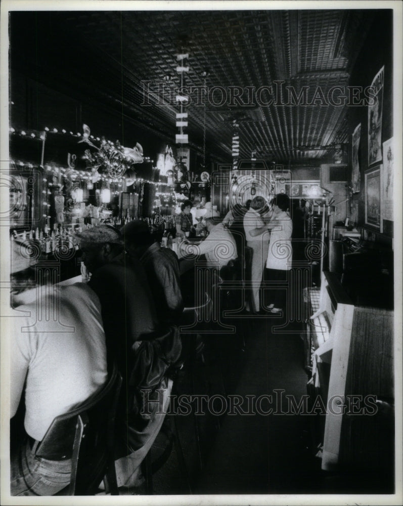 1980 Press Photo Detroit Checker Bar Restaurant Moving - Historic Images