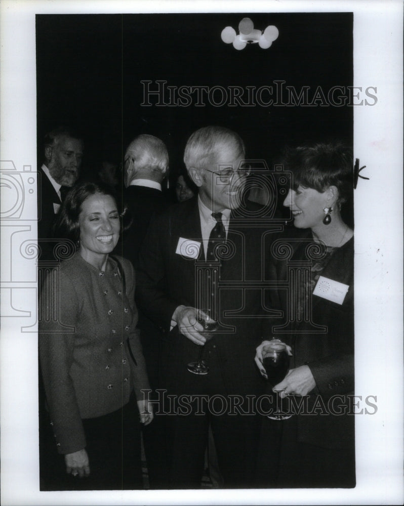 1988 Press Photo Stuart Dow business executive Therese - Historic Images