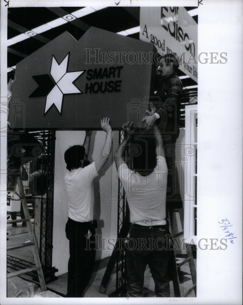 1991, Edison Smart House Builder show light - RRU60269 - Historic Images