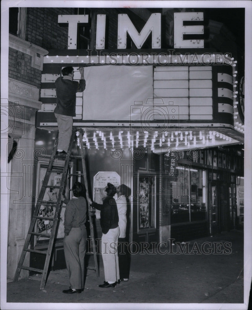 1957 Press Photo Tom Sabbaq Waythorne Replace Bulb Time - RRU60299 - Historic Images