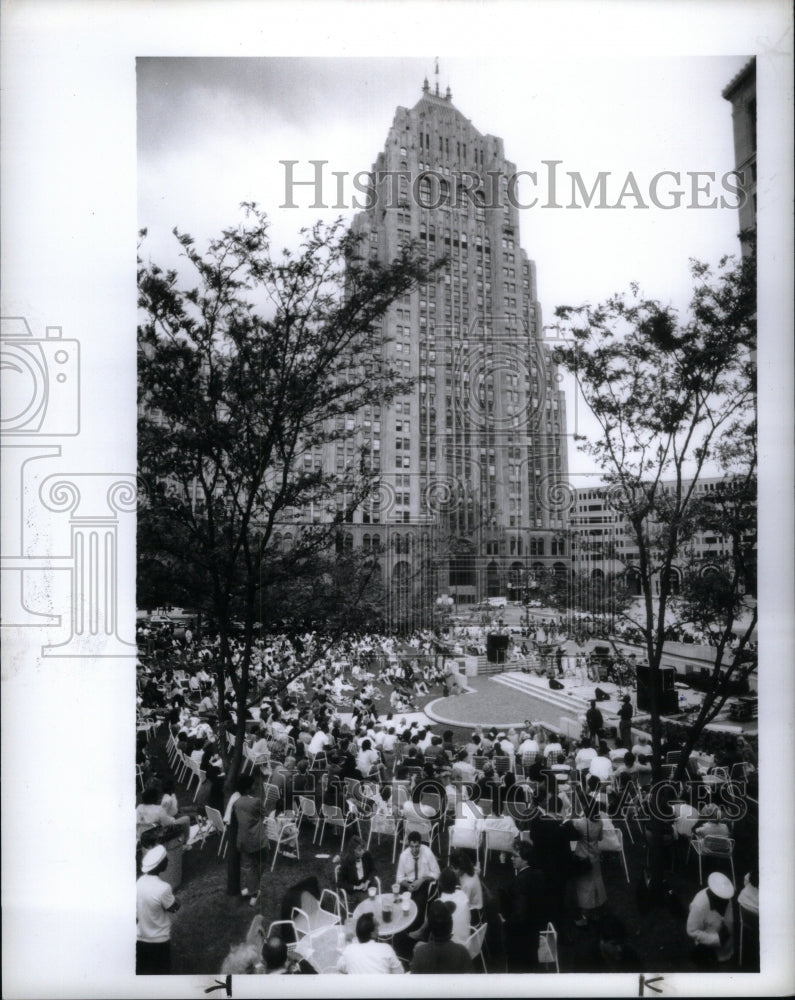 1990 Press Photo Detroit News Center Area People Show - RRU60319 - Historic Images