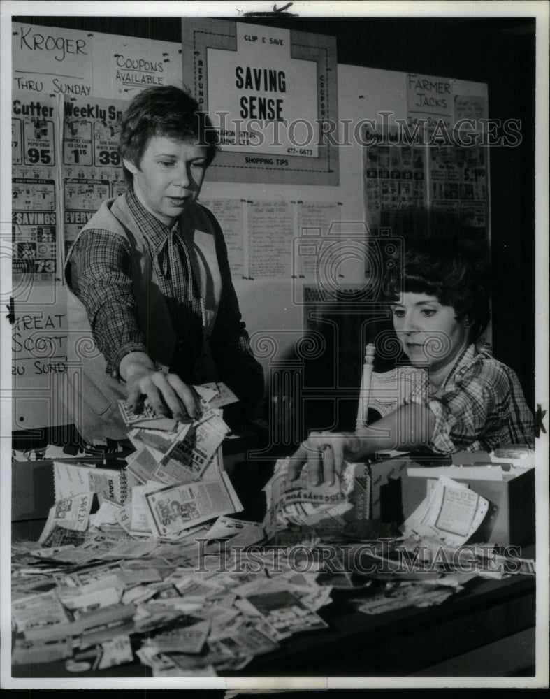 1980 Press Photo Jeanne Lee Savings Sense Refunds Mich - RRU60409 - Historic Images