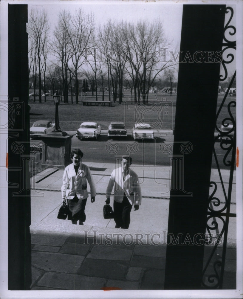 1958 Press Photo Entering Veterans Hospita medical - Historic Images