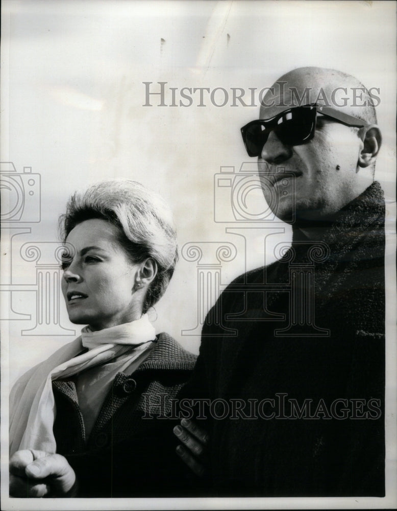 1964 Press Photo Telly Savalas Victoria Shaw Watchman - Historic Images