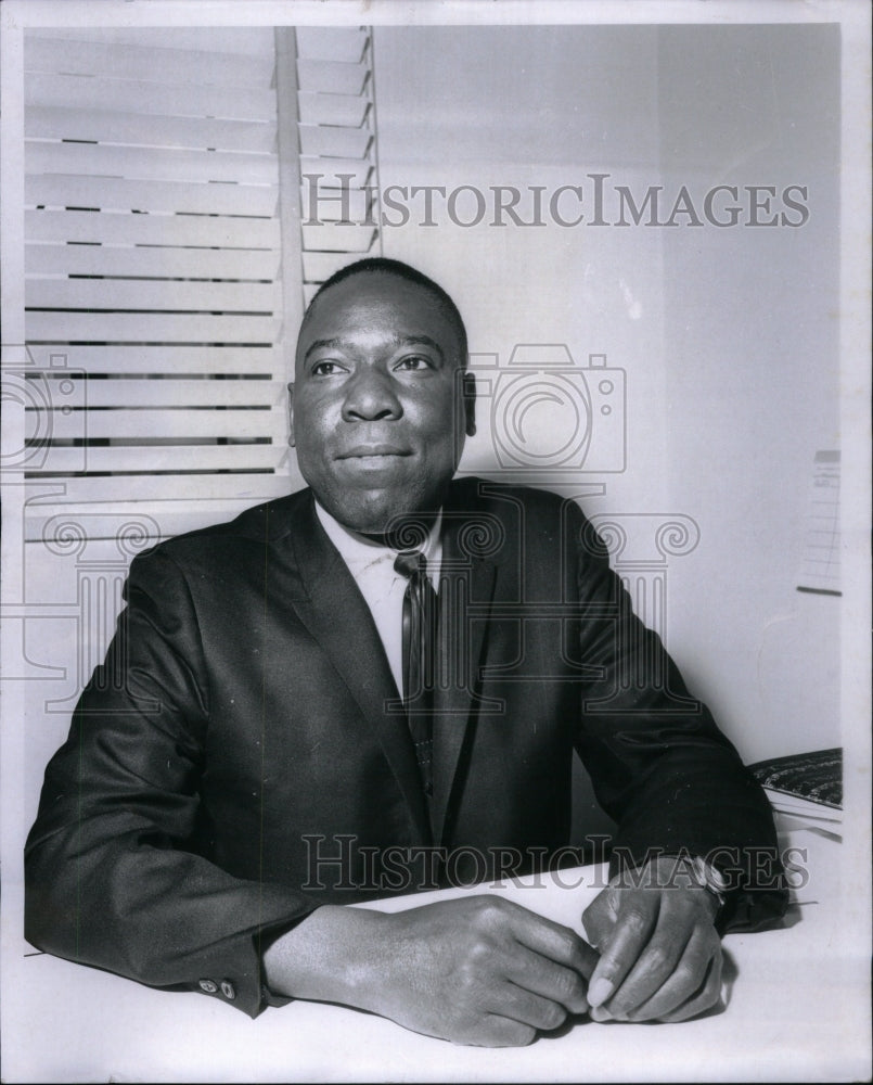 1965 Press Photo Leon W Shearer Social Worker - RRU60677 - Historic Images