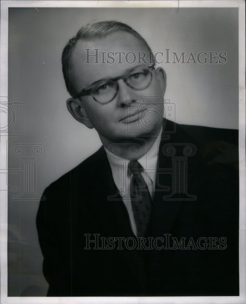 1963 Press Photo Jeptha Schureman Detroit attorney Pose - RRU60703 - Historic Images