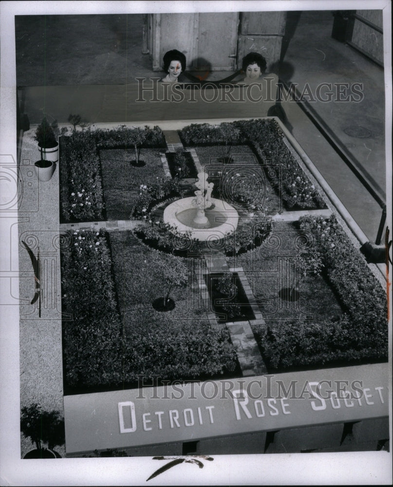 1961 Press Photo Detroit Home Flowers Show Society Jump - Historic Images