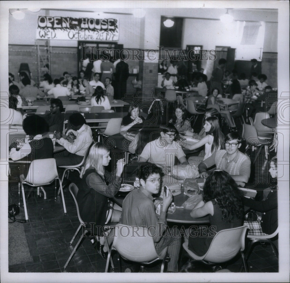 1970, Western High School students eats food - RRU60811 - Historic Images