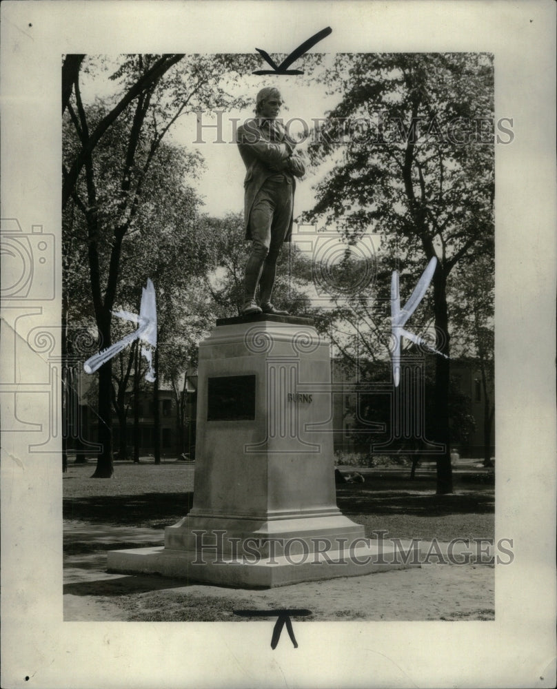 Press Photo Detroit Monument Robert Burns - Historic Images