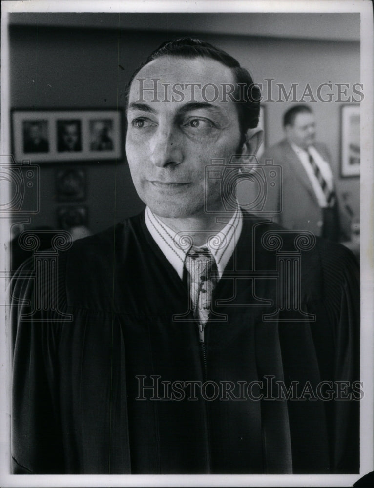 1973 Lawrence Silverman Traffic Judge Room - Historic Images