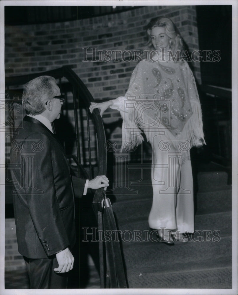 1971 Press Photo Richard Sloan Wife Theater Owner - RRU61029 - Historic Images