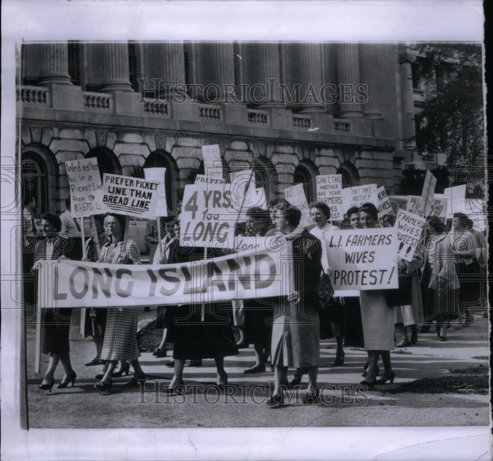 1956 Press Photo Women Picketing Potatoes Prices strike - RRU61311 - Historic Images