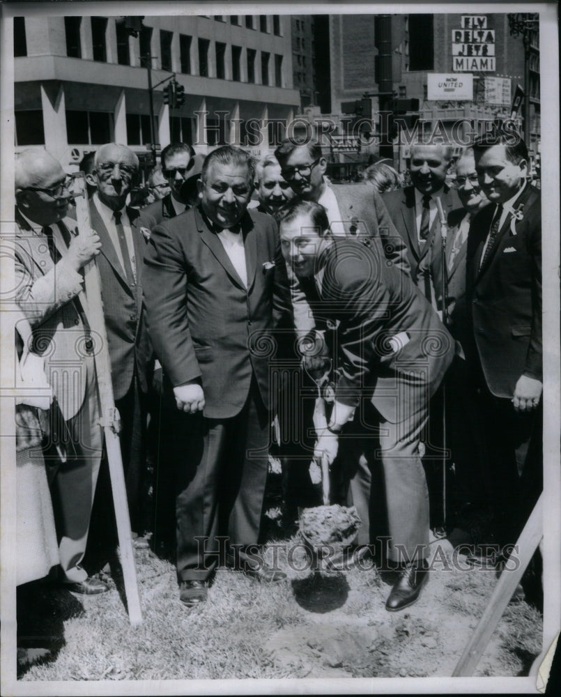 1965 Mayor Cavanaugh Camera Pulaski Statue - Historic Images