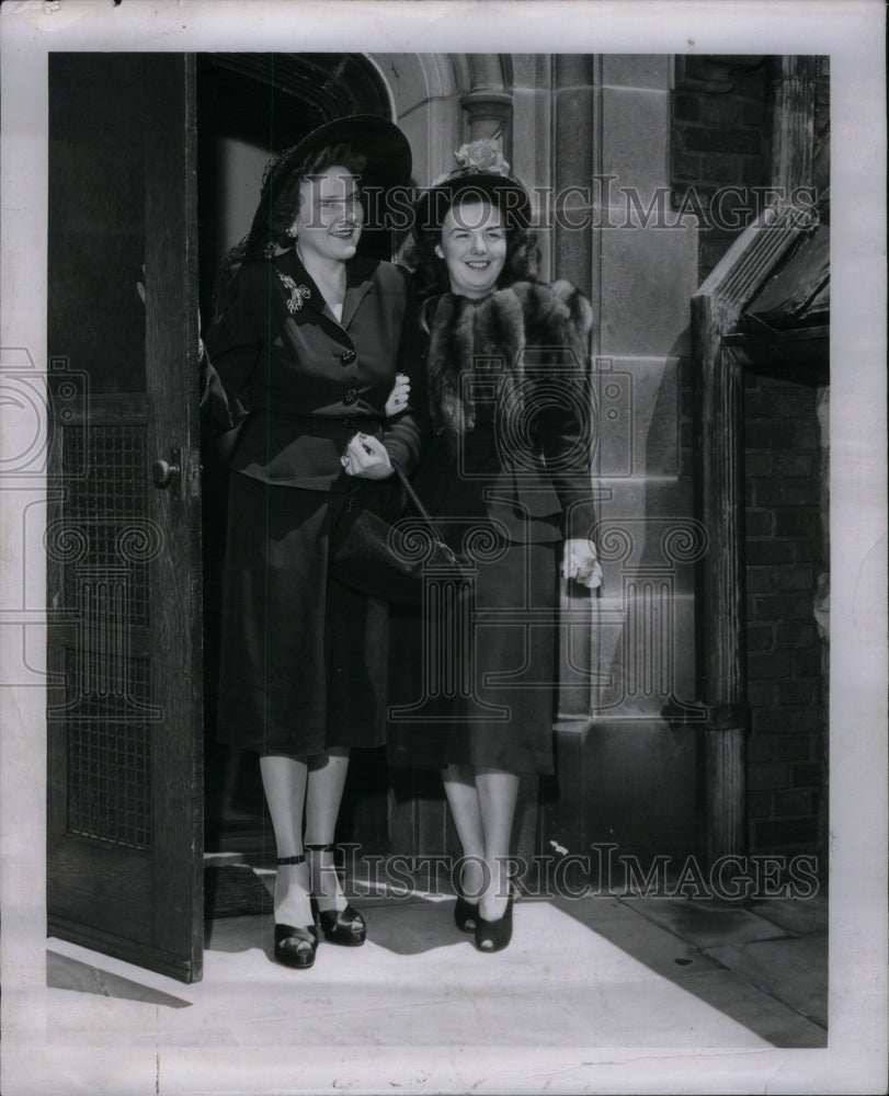 1947 Press Photo Mrs L R Jackson Mrs Harry Wismer Enter - Historic Images