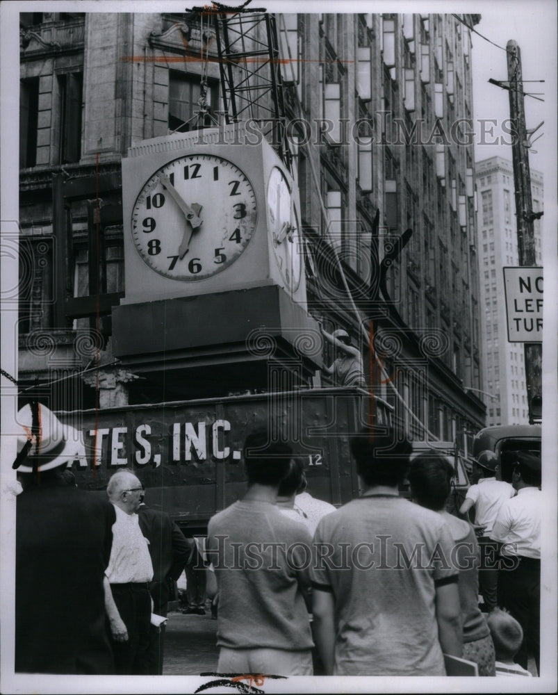 1966 Press Photo Kerns Clock - Historic Images