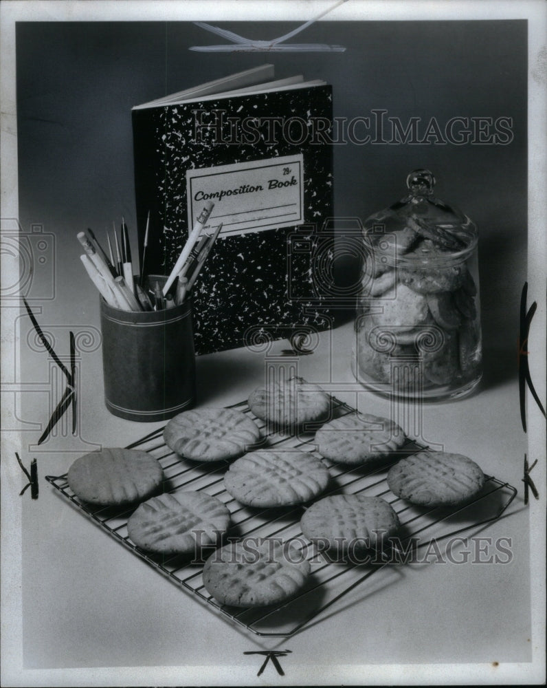 1967 Press Photo Food Biscuits Pencil Pen Table Gift - Historic Images