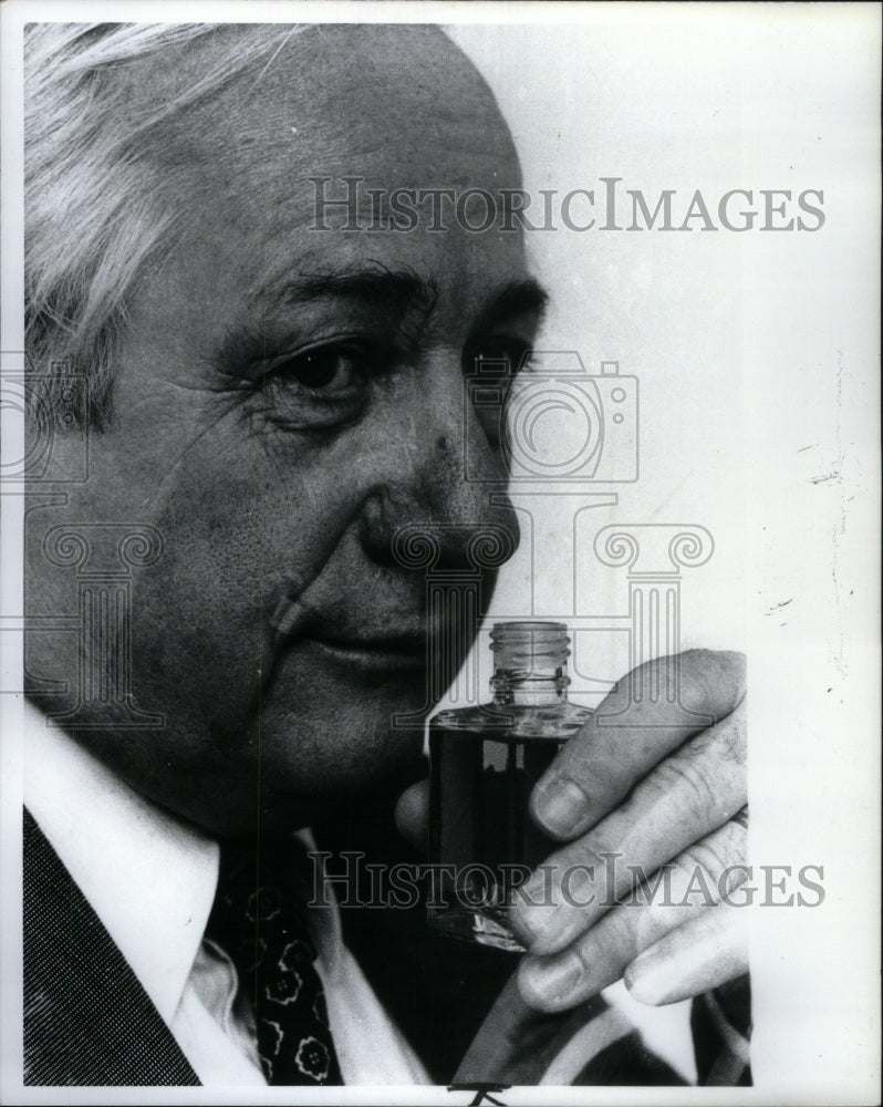 1982 Press Photo Smelling - RRU63583 - Historic Images