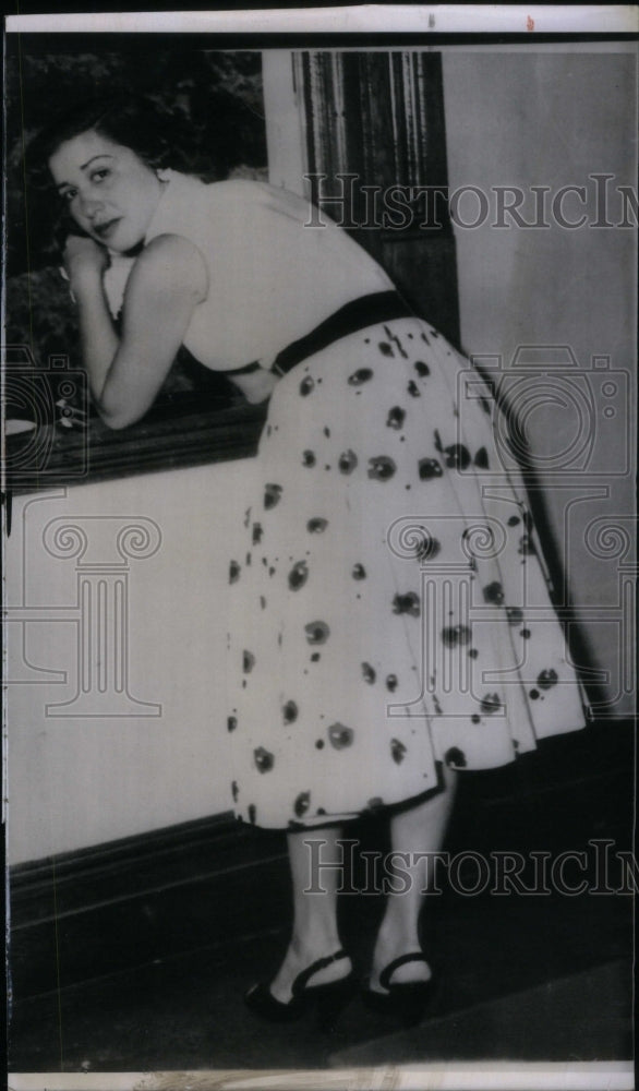 1954, Woman in ladies room - RRU63727 - Historic Images