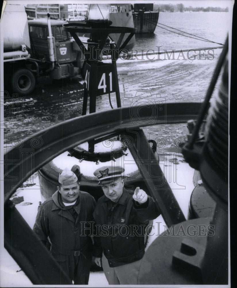 1970 Press Photo Robert Newcomb Alan Smith Coast Guard - Historic Images