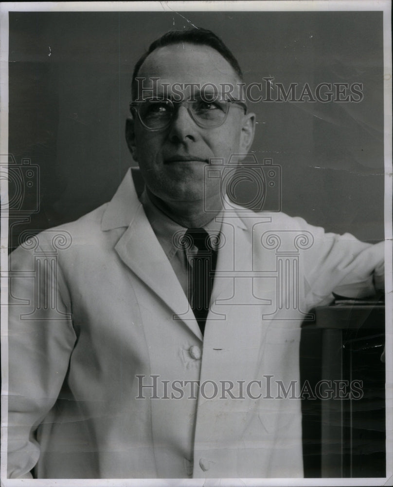 1960 Press Photo Dr. Herbert E. Sloan Jr. Surgeon - RRU63945 - Historic Images