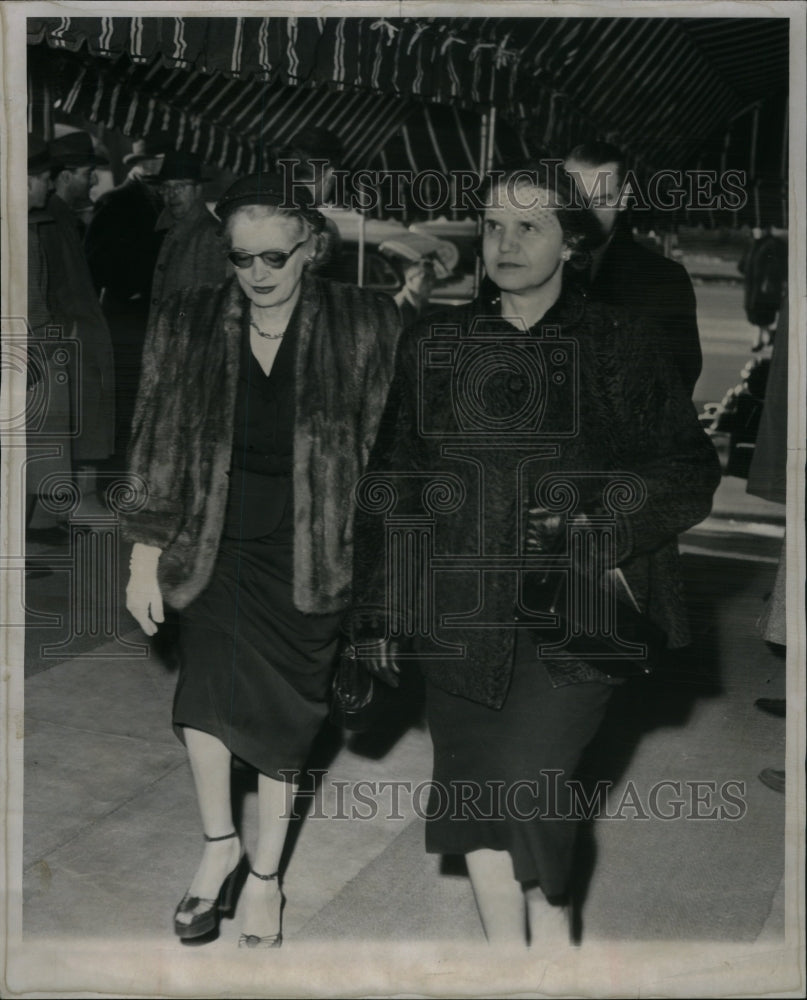 1952 Press Photo Socialites Mink Persian Lamb Coats - RRU64029 - Historic Images