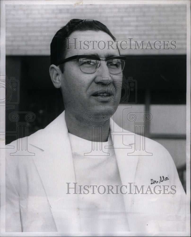 1963 Press Photo Dr Dwight Slater Congo Medical Mission - RRU64121 - Historic Images