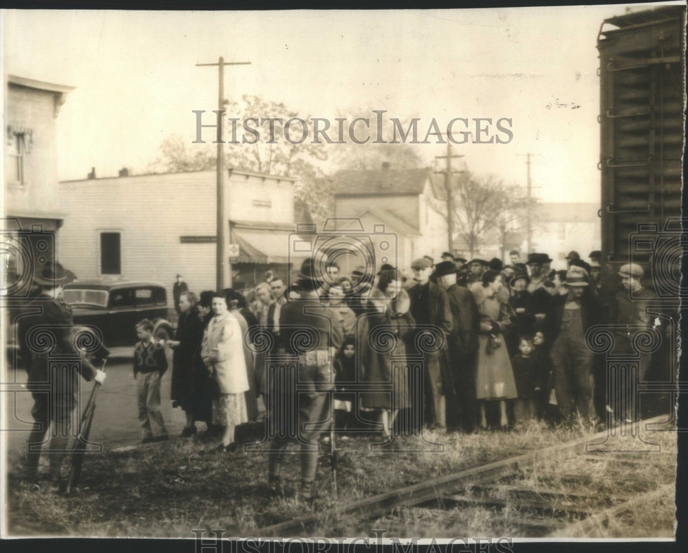 1938 National Guardsmen tobacco crowd plant - Historic Images