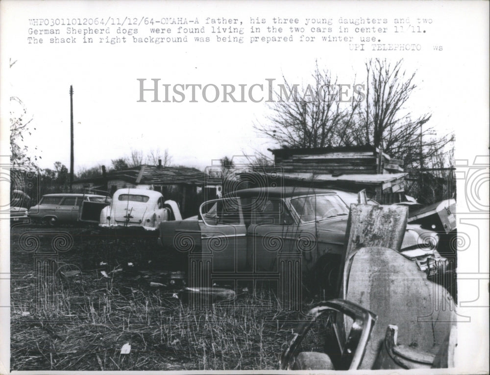 1964 Press Photo Vehicles Family Living Poverty - Historic Images